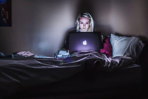 Frau schaut auf Laptop