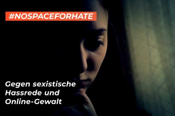 Traurige Frau im Hintergrund der #NoSpaceForHate-Kampagne