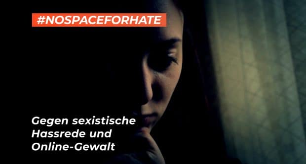 Traurige Frau im Hintergrund der #NoSpaceForHate-Kampagne