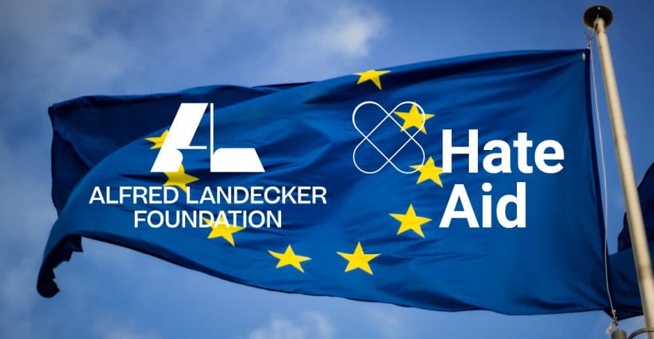 ALF- und HateAid-Logo vor der EU-Flagge