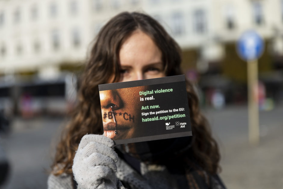 Protest-Postkarte zum DSA: Schützt die Rechte von Frauen im Netz.