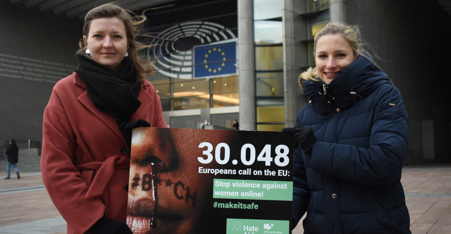 Unsere Kolleginnen Jenny und Josephine übergeben die 30.000 Unterschriften starke Petition in Brüssel.