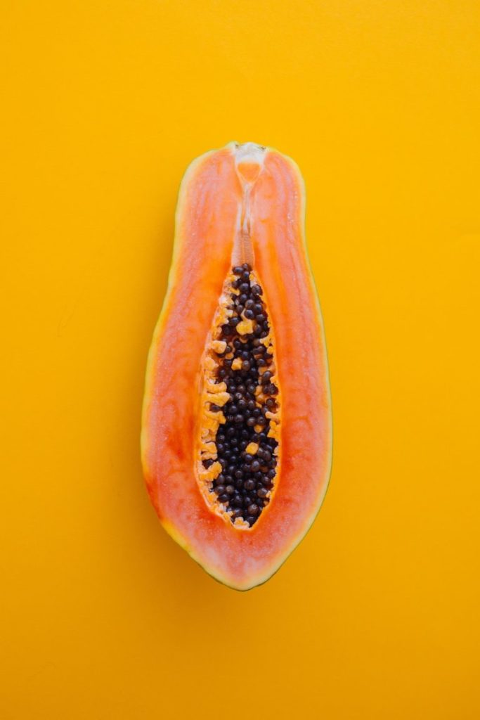 Ein Bild einer aufgeschnittenen Papaya.