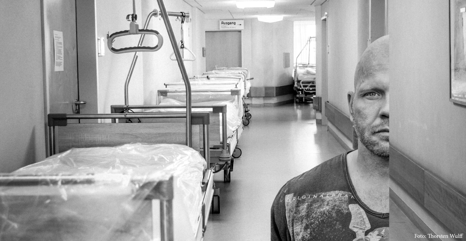 Eine Schwarzweißaufnahme: Ricardo Lange im Krankenhaus.