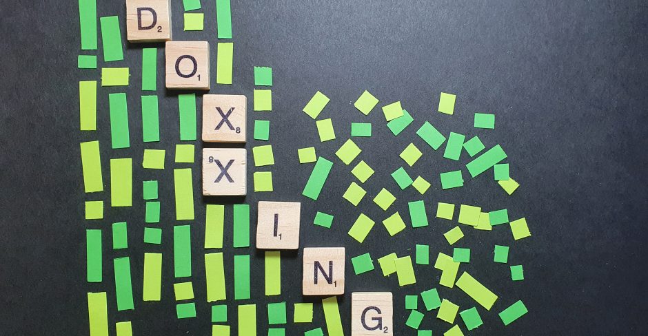 Eine Grafik, auf der mit Scrabble-Steinen das Wort "Doxxing" gelegt ist.
