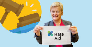 Die Grünen-Politikerin Renate Künast mit dem HateAid-Logo und einem Piktorgramm aus dem Gerichtssaal.