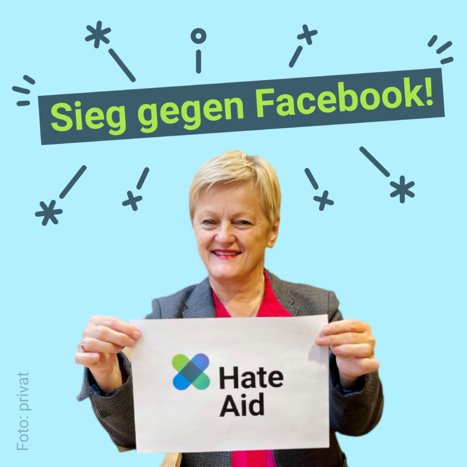 Renate Künast hält ein Schild mit dem Logo von HateAid. Über ihr steht der Text: "Sieg gegen Facebook".