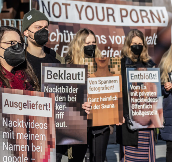 Protest in Berlin gegen bildbasierte Gewalt.