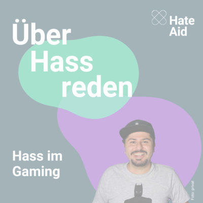 Ein türkisfarbener Hintergrund, auf dem eine grüne Blase und eine lilafarbene Blase abgebildet sind. Dazu das freigestellte Foto eines Manns mit Bart und Cappy, dazu der Text: Über Hass reden, HateAid, Hass im Gaming