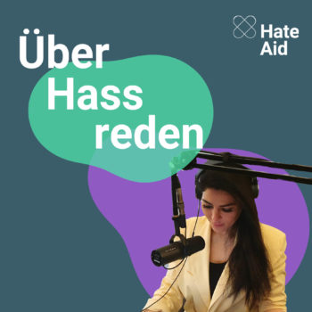 Ein türkisfarbener Hintergrund, auf dem eine grüne Blase und eine lilafarbene Blase abgebildet sind. Dazu das freigestellte Foto einer Frau mit langen, dunklen Haaren am Mikrofon. Dazu der Text: "Über Hass reden, HateAid.