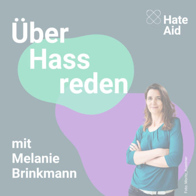 Ein türkisfarbener Hintergrund, auf dem eine grüne Blase und eine lilafarbene Blase abgebildet sind. Dazu das freigestellte Foto einer Frau und der text: Über Hass reden, HateAid, mit Melanie Brinkmann