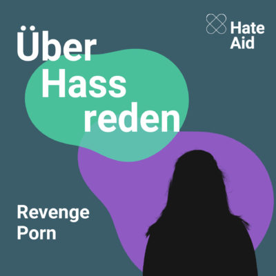 Ein türkisfarbener Hintergrund, auf dem eine grüne Blase und eine lilafarbene Blase. Dazu der Scherenschnitt einer Frau und der der Text: "Über Hass reden, Revenge Porn. HateAid."