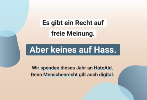 Weihnachtspostkarte von HateAid. Text: Es gibt ein Recht auf freie Meinung. Aber keines auf Hass. Wir spenden dieses Jahr an HateAid. Denn Menschenrecht gilt auch digital.