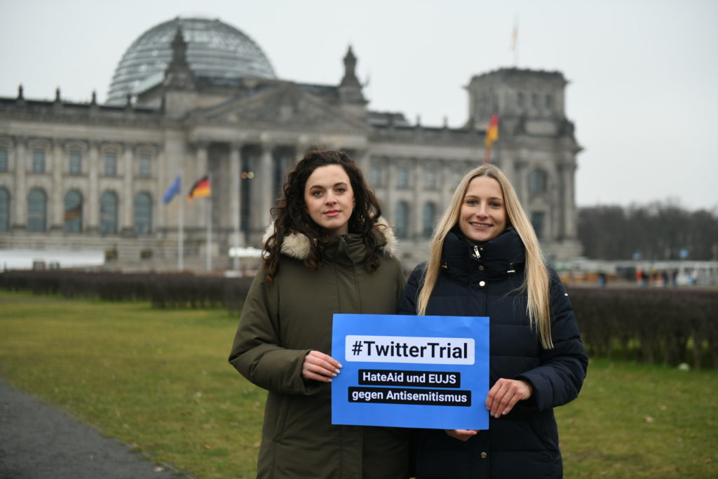 EUJS and HateAid sue Twitter - action in front of the Bundestag