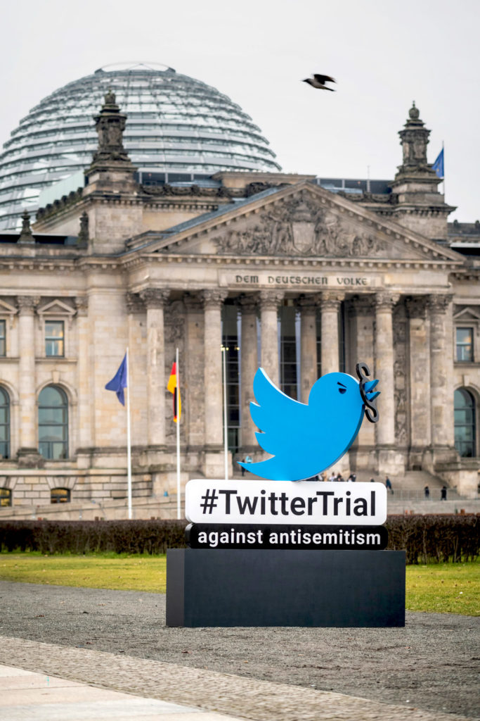 Grundsatzprozess gegen Twitter - against antisemitism Aktion vor dem Bundestag