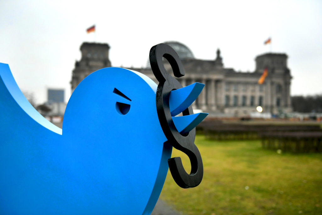 Twitter Grundsatzprozess - Aktion vor dem Bundestag