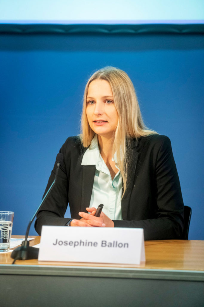EUJS und HateAid verklagen Twitter - Grundsatzprozess Pressekonferenz - Josephine Ballon