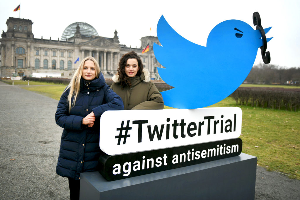 EUJS und HateAid realisieren Grundsatzprozess gegen Twitter - Aktion vor dem Bundestag #TwitterTrial
