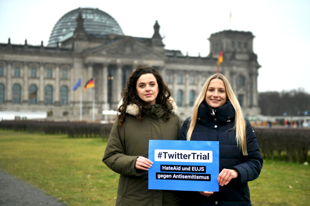 EUJS und HateAid verklagen Twitter - Aktion vor dem Bundestag
