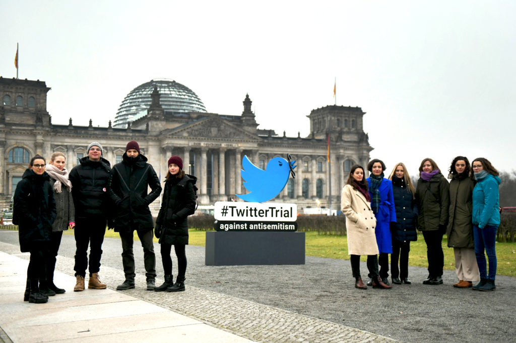 EUJS und HateAid gegen Twitter im Grundsatzprozess - Aktion vor dem Bundestag