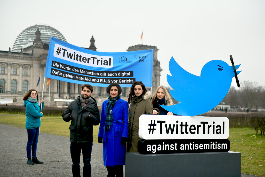 #TwitterTrial: EUJS und HateAid verklagen Twitter - Aktion vor dem Bundestag