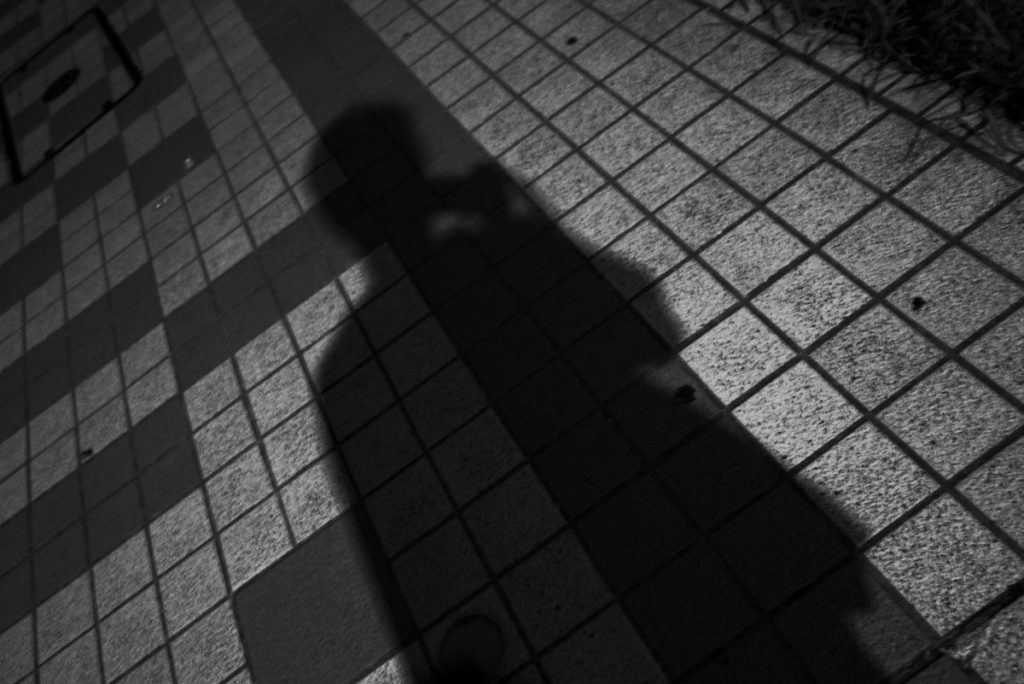 Schatten einer Person, die telefoniert.