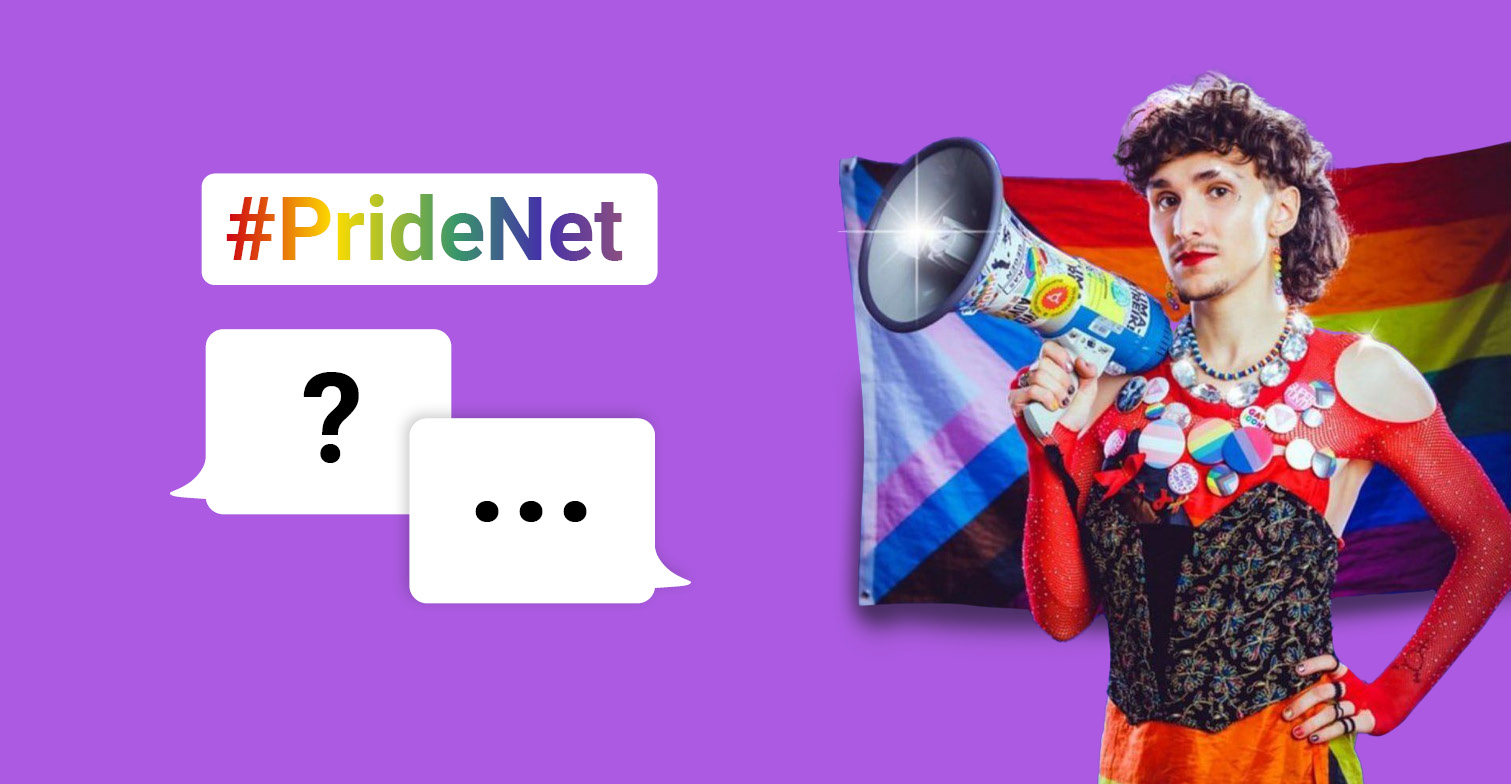 Auf lila Hintergrund steht der #PrideNet in Regenbogenfarben. Darunter zwei Sprechblasen, eine mit Fragezeichen, die andere mit drei Punkten. Rechts ist ein Bild von Jona Oremek, mit einem Megafone in der Hand, bunten Klamotten, vor der Prde-Progress-Flag.