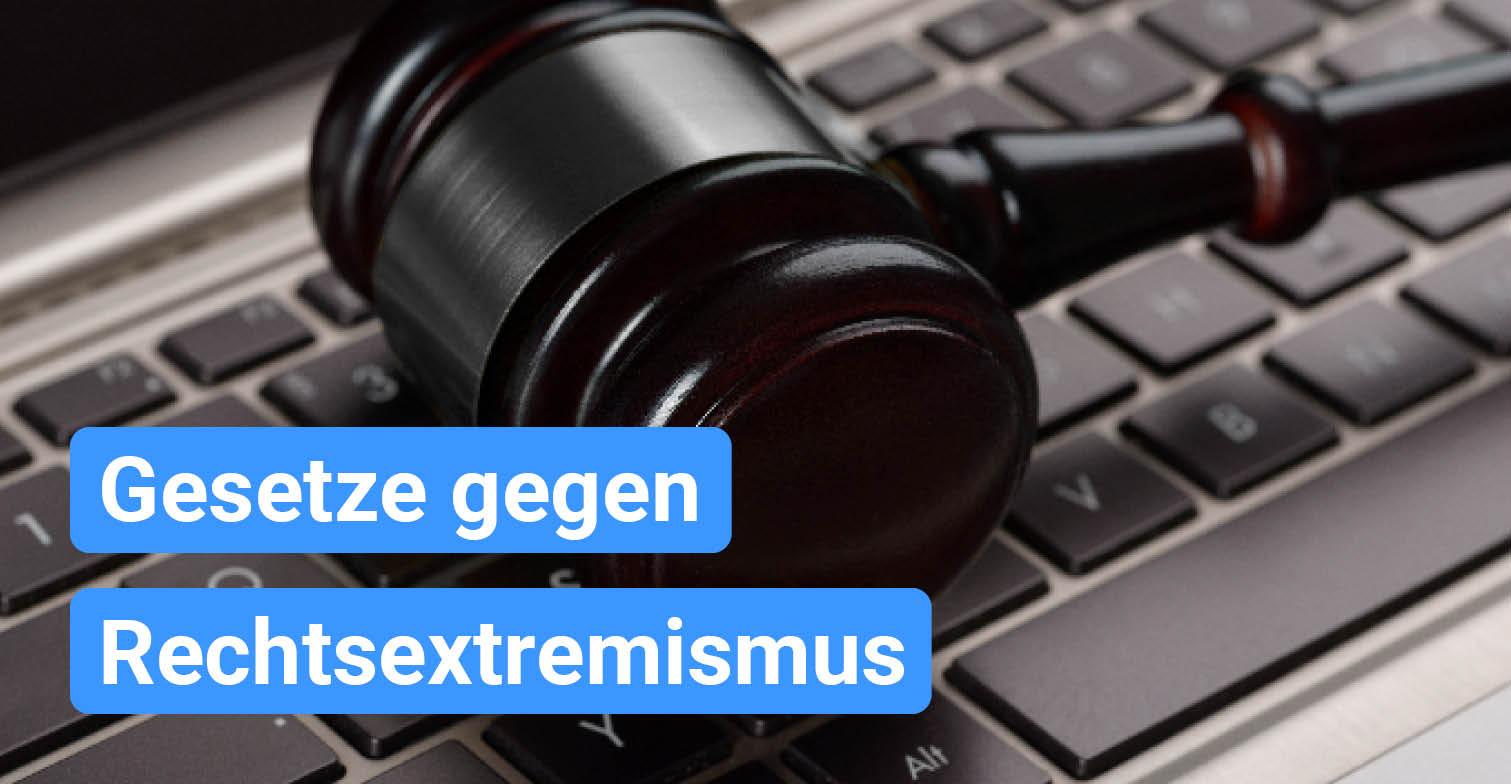 Richter*innenhammer auf einer Tastatur mit dem Text "Gesetze gegen Rechtsextremismus"