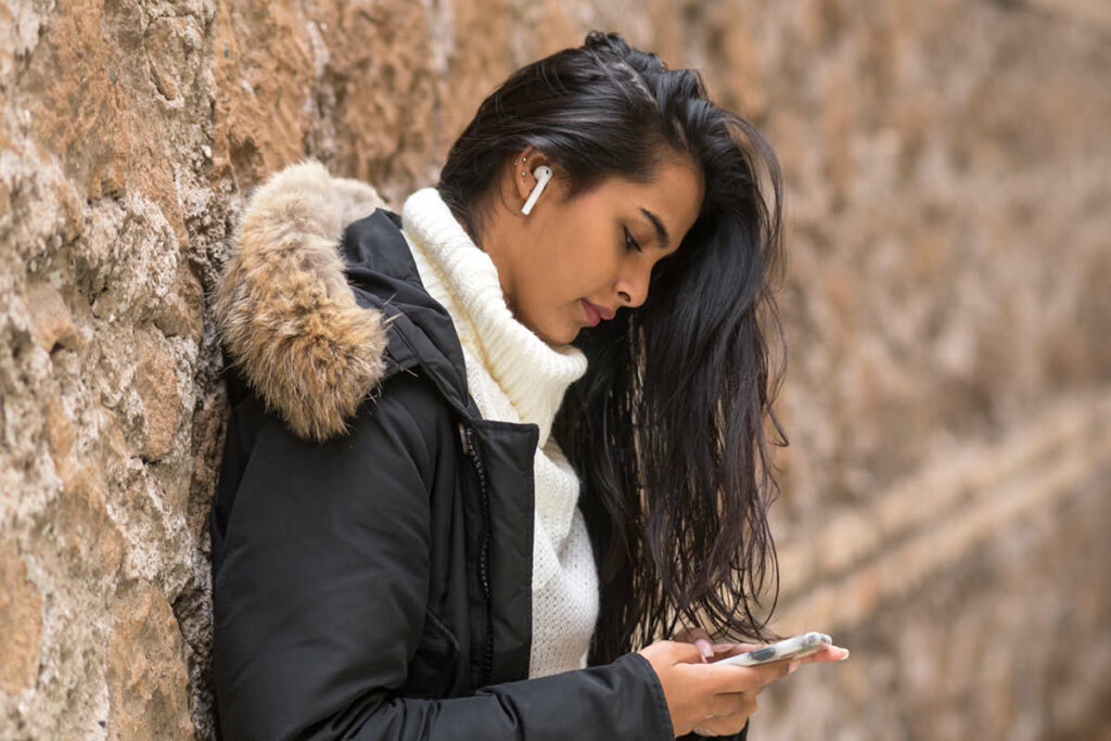 Online-Rassismus: Weibliche Person schaut ins Smartphone