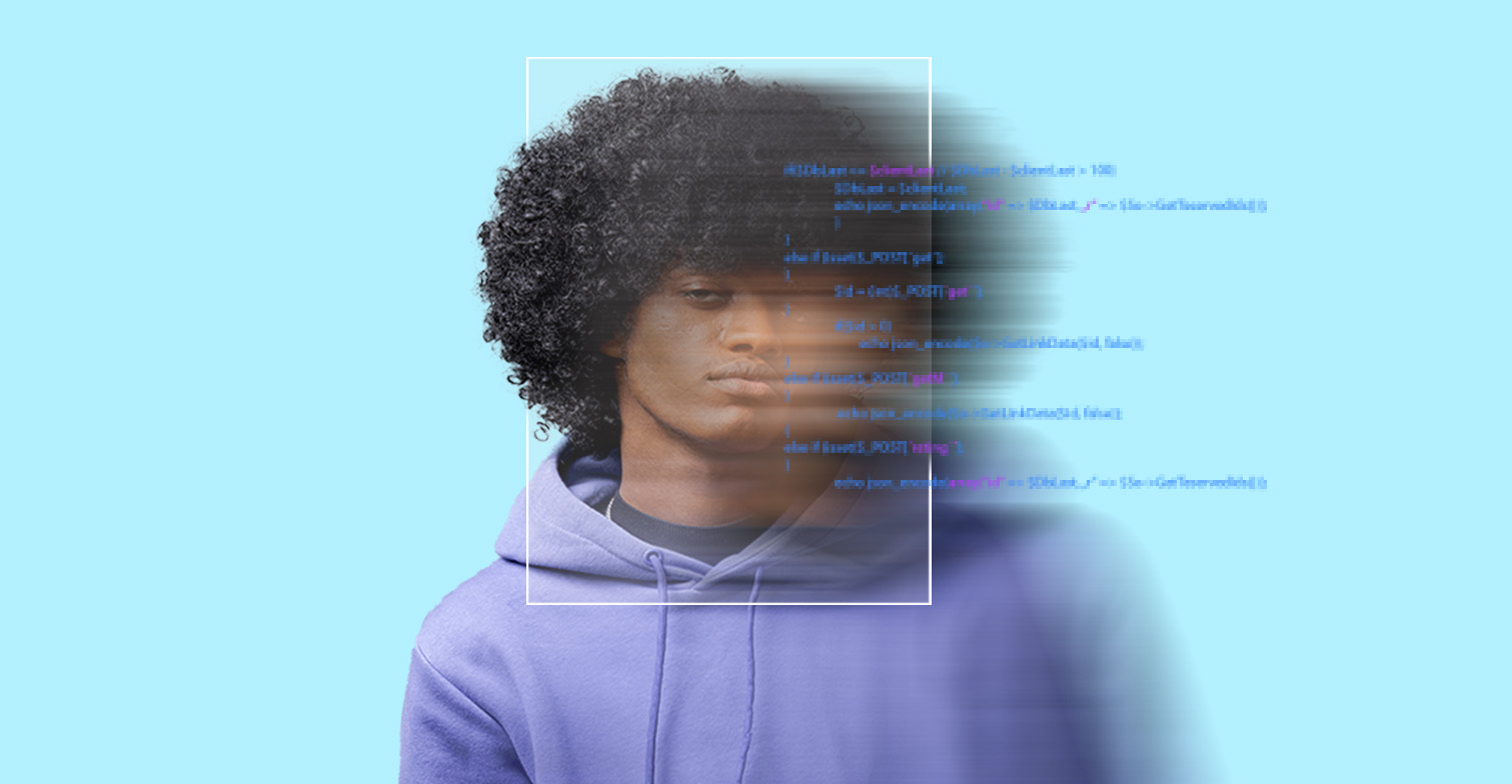 KI Rassismus und Vorurteile: Portrait von BIPoC Person. Eine Hälfte ist verschwommen dargestellt. Darüber liegt Programmiercode