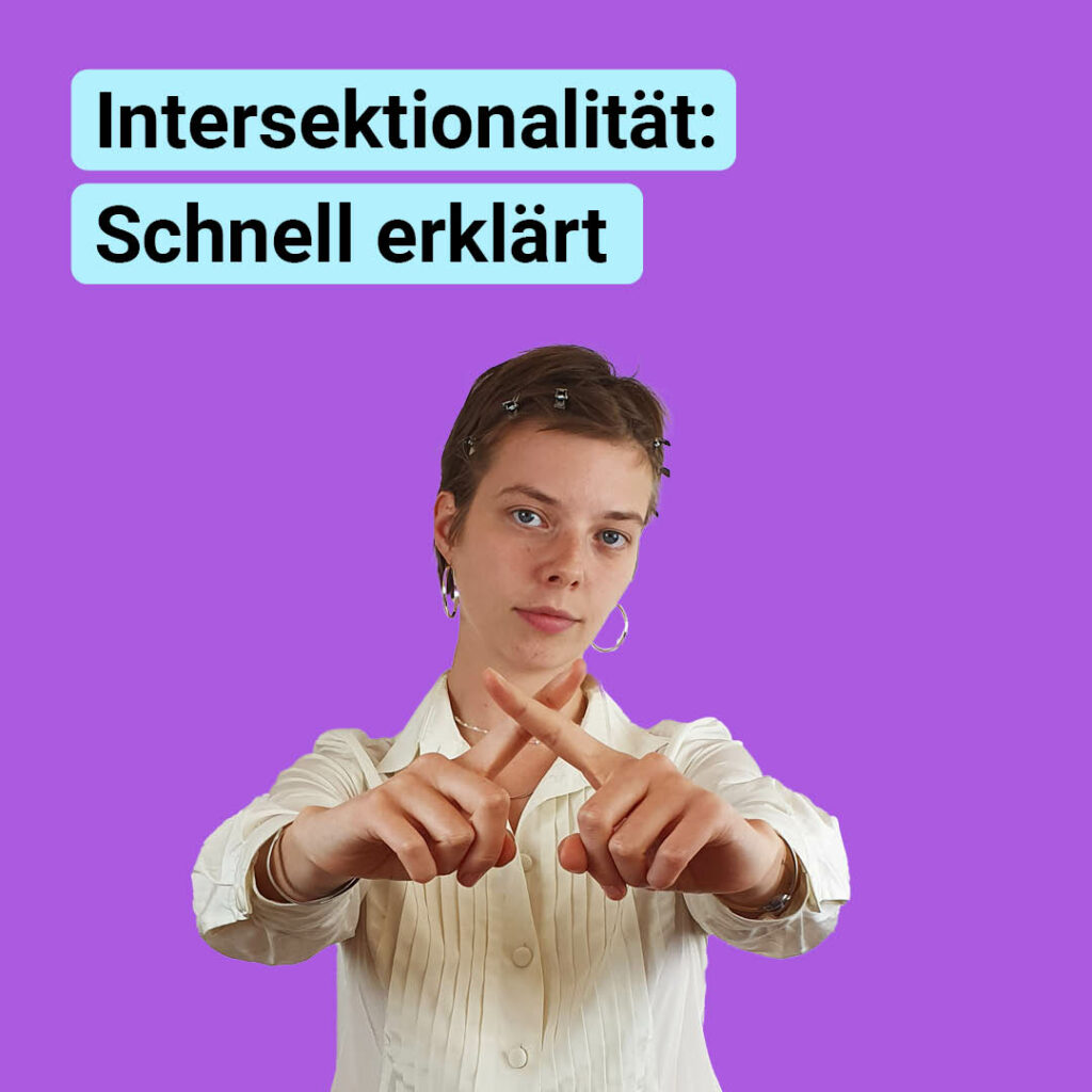 Bild von einer Frau ij weißer Bluse, die ihre Finger überkreuzt, dazu der Text: “Intersektionalität: Schnell erklärt”  