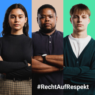 HateAid #RechtAufRespekt Kampagne für kommunal Engagierte - Drei Personen stehen mit verschränkten Armen da. Schriftzug #RechtAufRespekt