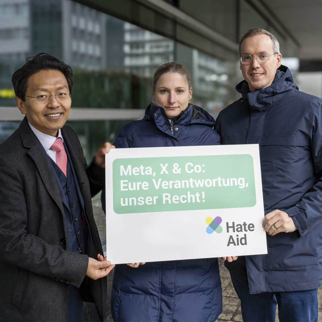 Rechtsanwalt Chan-jo Jun, HateAid-Geschäftsführerin Josephine Ballon und Rechtsanwalt Dr. Severin Riemenschneider vor dem OLG Frankfurt am Main