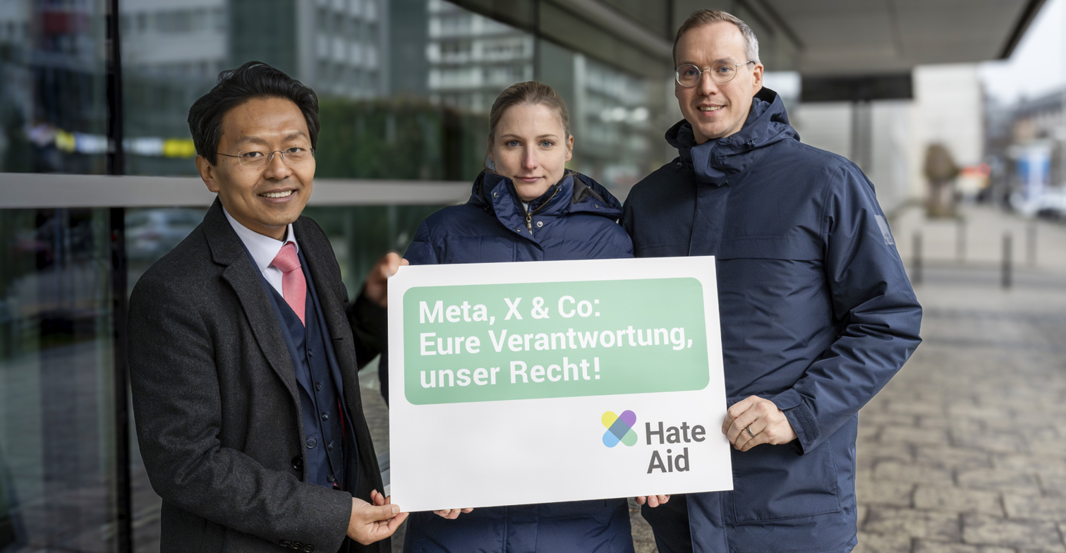 Rechtsanwalt Chan-jo Jun, HateAid-Geschäftsführerin Josephine Ballon und Rechtsanwalt Dr. Severin Riemenschneider vor dem OLG Frankfurt am Main