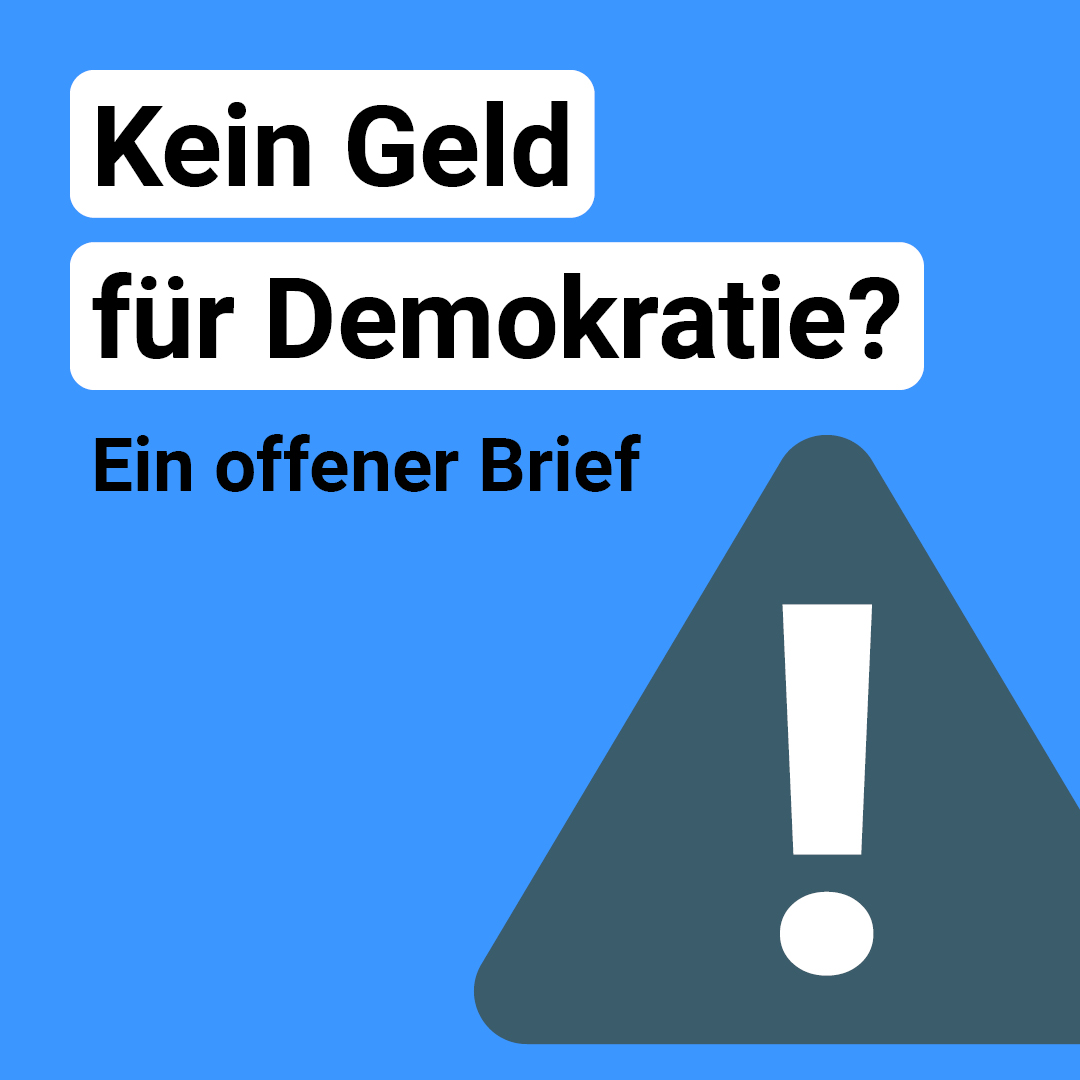 HateAid offener Brief. Blauer Hintergrund mit Schriftzug "Kein Geld für Demokratie? Ein offener Brief"