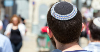 Antisemitismus im Internet - Foto von einer Person mit Kippa