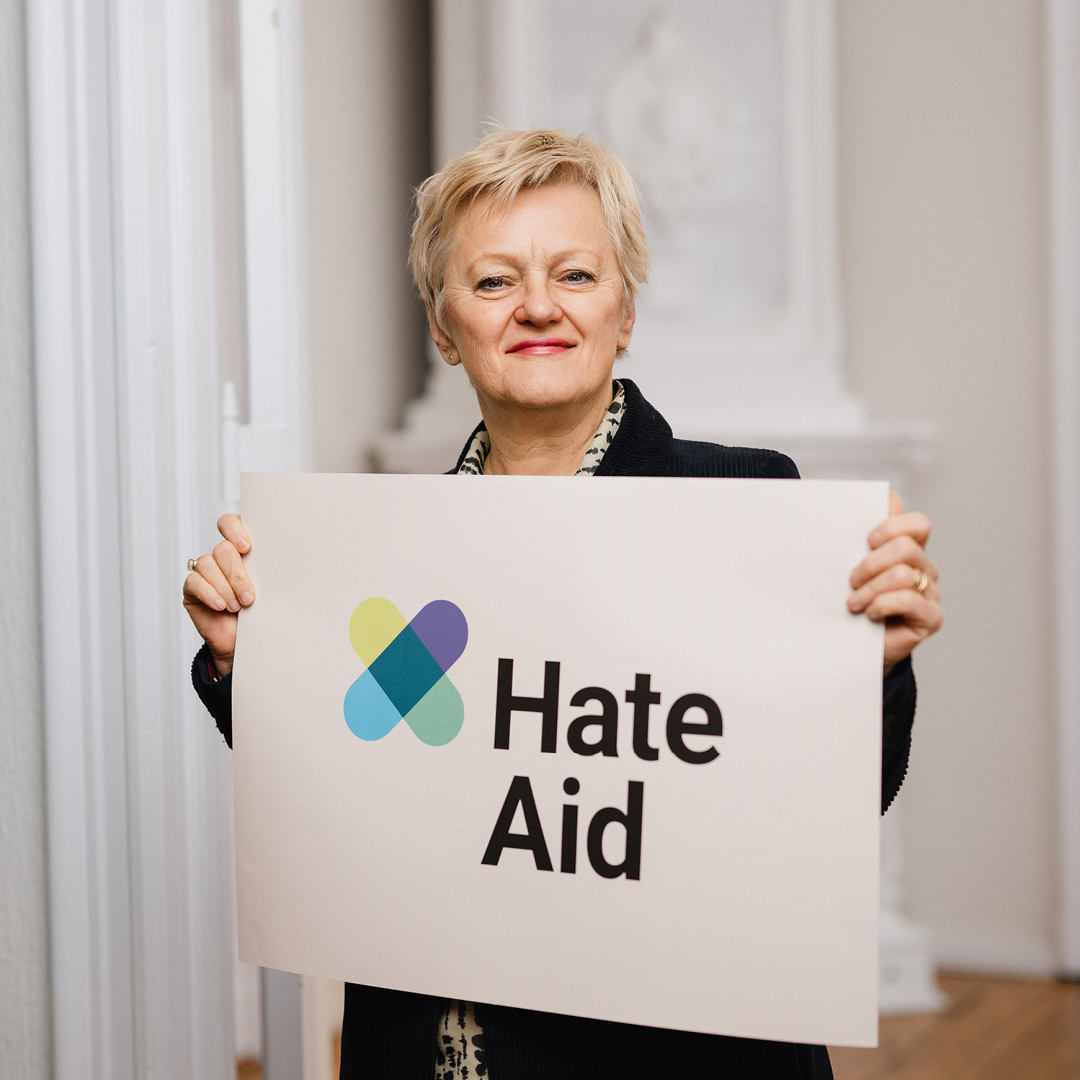 Renate Künast gegen Meta - Portrait von Renate Künast mit HateAid-Schild
