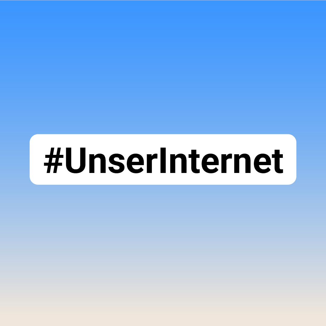 HateAid Menschenrechtskampagne #UnserInternet - Zu sehen ist ein blauer Hintergrund mit dem Schriftzug #UnserInternet