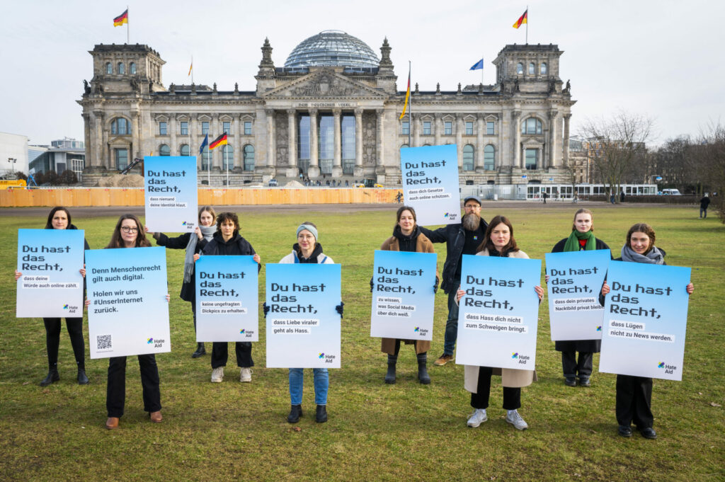 HateAid Menschenrechtskampagne #UnserInternet. Auftakt vor dem Bundestag mit HateAid Unterstützer*innen, die die digitalen Menschenrechte als Schilder hochhalten. Copyright: HateAid
