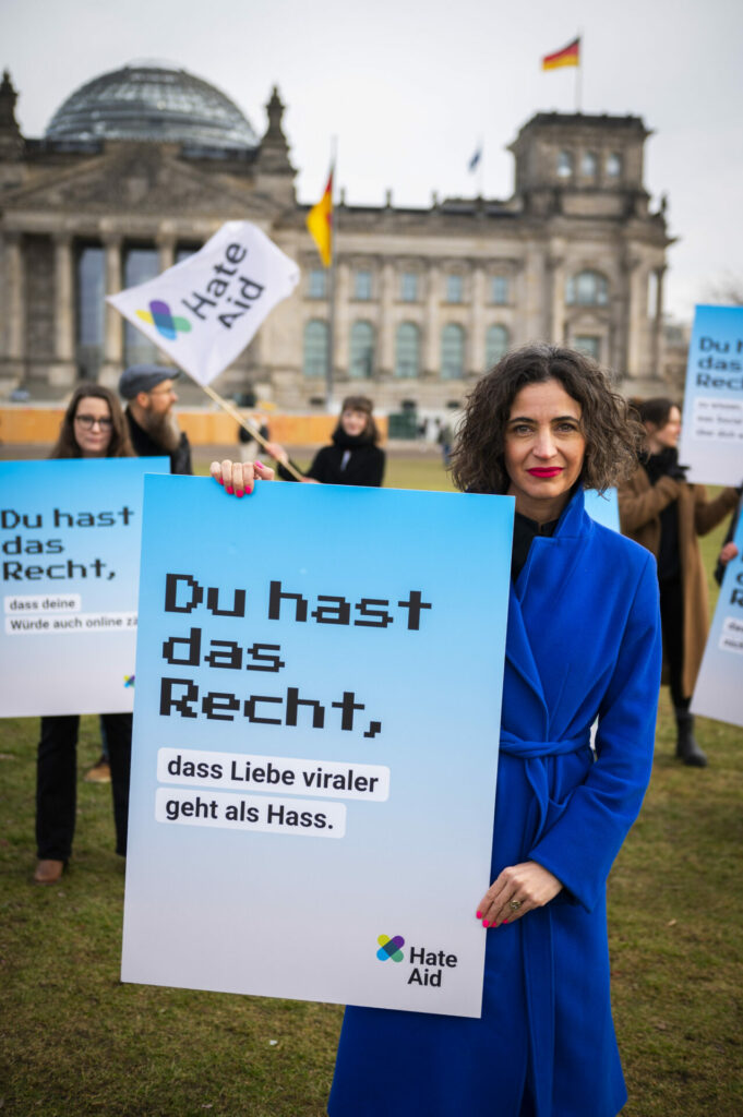 HateAid Menschenrechtskampagne #UnserInternet. Auftakt vor dem Bundestag mit HateAid Geschäftsführerin Anna-Lena von Hodenberg. Copyright: HateAid