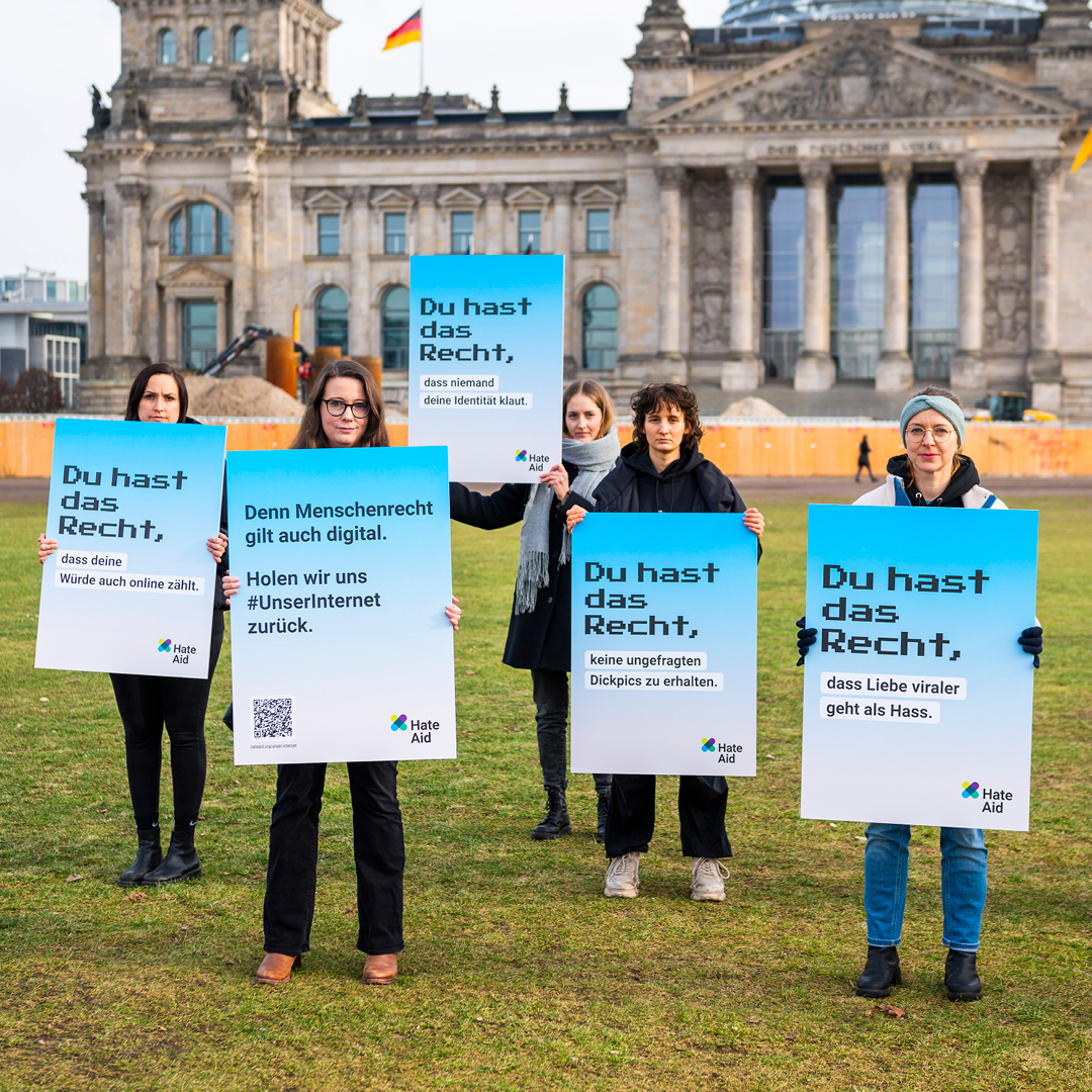 HateAid Menschenrechtskampagne #UnserInternet. Auftakt vor dem Bundestag mit HateAid Unterstützer*innen, die die digitalen Menschenrechte als Schilder hochhalten. Copyright: HateAid