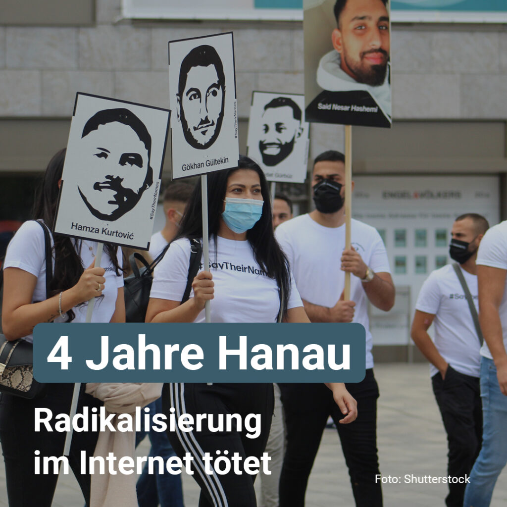 Demonstrierende mit Schildern der ermordeten Opfer anlässlich des Attentats in Hanau