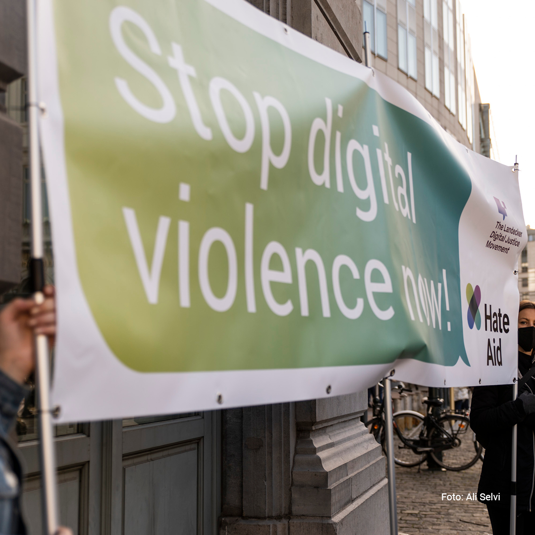 Plakat mit der Aufschrift "Stop digital violence now"!