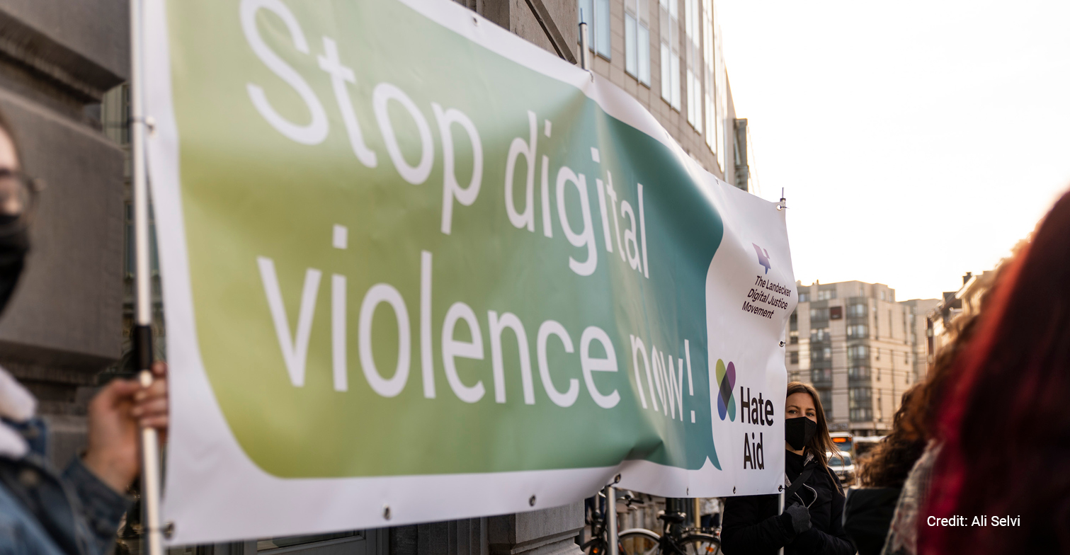 Plakat mit der Aufschrift "Stop digital violence now"!