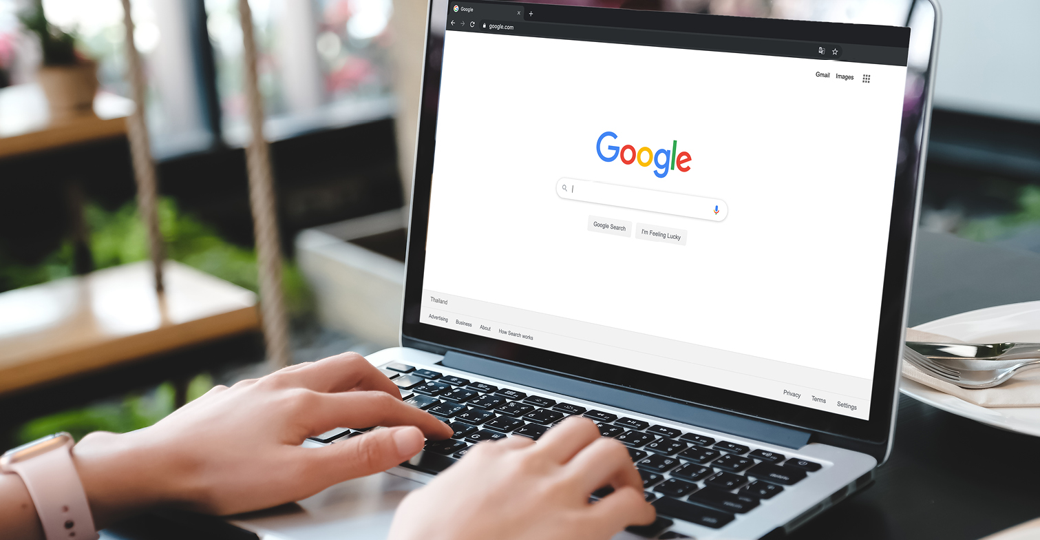 Privatsphäre-Check: Zu sehen ist eine Nahaufnahme von einem Laptop mit Google-Seite. Copyright: Shutterstock / Thaspol Sangsee