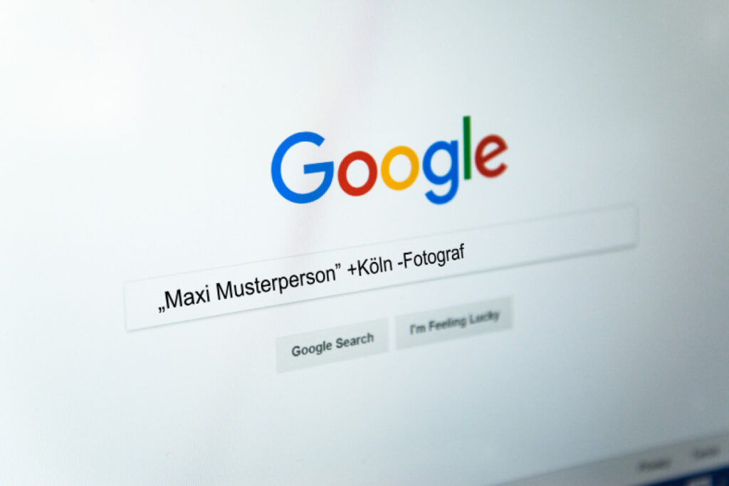 Google Suchmaschine Suchergebnisse löschen lassen: Zu sehen ist der Startbildschirm der Google Website mit dem Text ""Maxi Musterperson" +Köln -Fotograf" in der Suchleiste