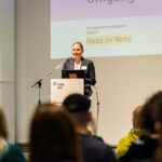 Awareness-Tag in Dresden 2024: Zu sehen ist HateAid CEO Josephine Ballon bei der Begrüßung