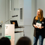 Awareness-Tag in Dresden 2024: Weibliche Person beim Vortrag