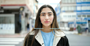 Foto einer Person mit einem Gesichtserkennungssoftware auf dem Gesicht.