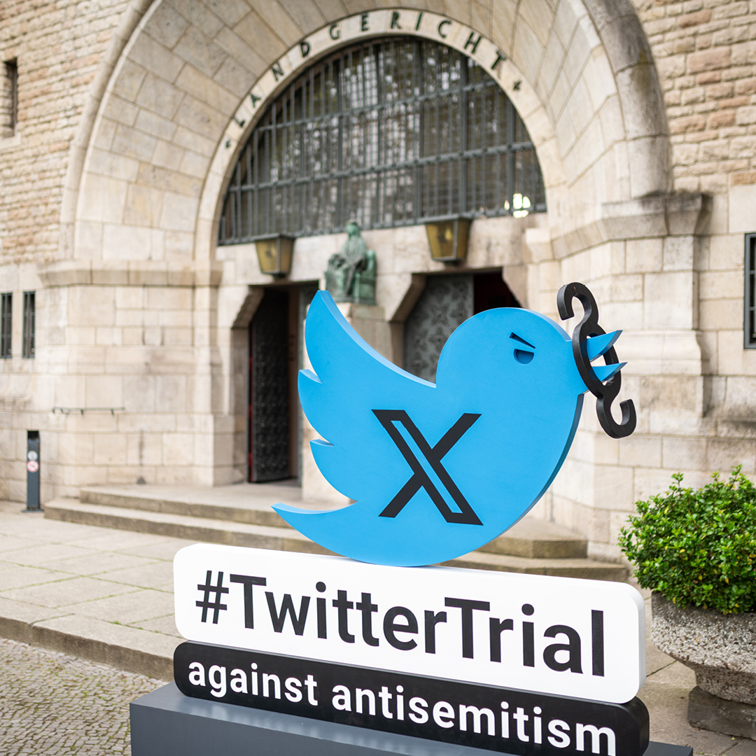 Aufsteller Twitter-Vogel (X) mit der Aufschrift "#TwitterTrial against antisemitism" vor dem Landgericht Berlin